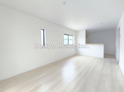 のびやかに広がるリビングは、一年を通して爽やかな光と風に癒される家族のなごみ空間です。
■府中市清水が丘3　新築一戸建■