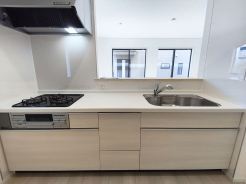 キッチンからリビング全体を見渡せるので、小さなお子様がいらしても様子を見ながら家事ができますね。
■府中市清水が丘3　新築一戸建■