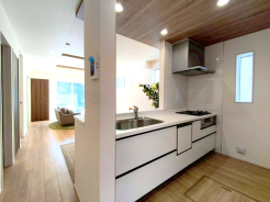 食器洗浄乾燥機、ビルトイン浄水器が装備された対面式カウンターキッチン。リビングが見渡せる設計は、小さなお子様がいるご家庭でも料理をしながら様子が伺える安心設計■日野市南平1　新築戸建て■