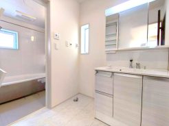 洗面台には三面鏡を採用。身だしなみを整えやすい事はもちろんですが、鏡の後ろに収納スペースを設ける事により、散らかりやすい洗面スペースをすっきりさせる事が出来るのも嬉しいですね。■日野市南平1　新築戸建て■