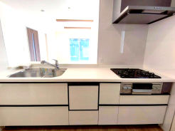 白を基調とした清潔感あふれるキッチン。家事の一助けに食洗機や蛇口一体型の浄水器も完備！お料理をしながらリビングのお子様の様子も確認できますね。
■日野市南平1　新築一戸建■