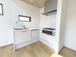 キッチン内での作業動線が短く、作業スペースが広くなるＬ字キッチン。小さなお子様がいるご家庭でも料理をしながらリビングの様子が伺える安心設計！■日野市東豊田3　新築一戸建て■