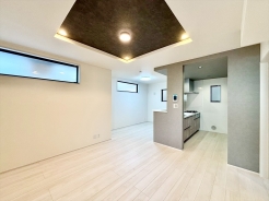 ホワイトカラーの壁紙に木目が美しいフローリング＆建具。素敵な家具を置いて一家団欒。楽しさが広がりますね！■府中市武蔵台1　新築一戸建て■
