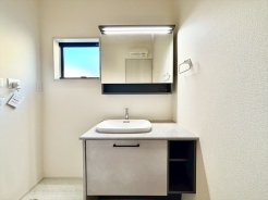 朝の忙しい時間に嬉しいシャンプーヘッド付き洗面台！一日の始まりをこの場所から、気持ちよく迎えてください！！大切なお洋服を手洗いするときにも、お子様のものをちょっと洗いたいときにも使いやすい！■府中市武蔵台1　新築一戸建て■
