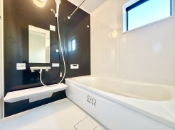 浴室はゆったりサイズの一坪タイプ。半身浴も楽しめる浴槽は環境に優しい節水タイプを採用。洗い場の床は、乾きやすく滑りにくい快適使用。■府中市武蔵台1　新築一戸建て■
