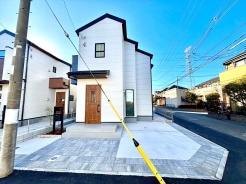 シンプルモダンな外観が特徴。閑静な住宅街に位置する邸宅です。前面道路は車通りが少なく、子育てにも安心！角地ならではの開放感がありますね！■府中市武蔵台1　新築一戸建て■
