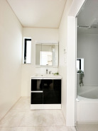 洗面台には三面鏡を採用。身だしなみを整えやすい事はもちろんですが、鏡の後ろに収納スペースを設ける事により、散らかりやすい洗面スペースをすっきりさせる事が出来るのも嬉しいですね。■調布市深大寺1 新築一戸建て■