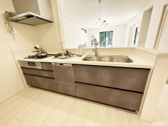 食器洗浄乾燥機、ビルトイン浄水器が装備された対面式カウンターキッチン。リビングが見渡せる設計は、小さなお子様がいるご家庭でも料理をしながら様子が伺える安心設計■調布市深大寺1 新築一戸建て■