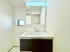 朝の忙しい時間に嬉しいシャンプーヘッド付き洗面台！一日の始まりをこの場所から、気持ちよく迎えてください！！大切なお洋服を手洗いするときにも、お子様のものをちょっと洗いたいときにも使いやすい！■府中市小柳町5　新築一戸建て■