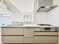 白を基調とした清潔感あふれるキッチン！家事の一助けに食洗機も完備されております！蛇口一体型の浄水器も完備!!お料理をしながらリビングのお子様の様子も確認できますね。食洗機もついて家事も軽減！■府中市小柳町5　新築一戸建て■