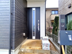 玄関ドアはカードキー付！タッチするだけでいいので両手がふさがっていもらくらく解錠！
■日野市落川　新築一戸建■