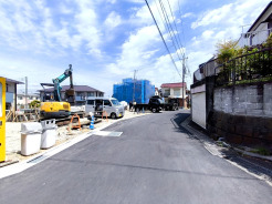 南に面した道路は5.25m。入出庫の際もらくらくです。■日野市南平9　新築一戸建■