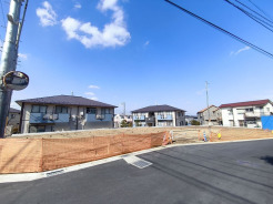 南向きの住宅は日当たりも良好。晴れの日はバルコニーでたっぷりと洗濯物を干すことができ家事もはかどりますよ。■日野市南平9 新築一戸建■