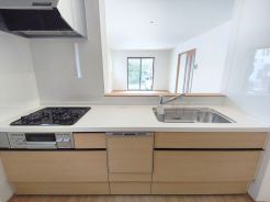 キッチンからリビング全体を見渡せるので、小さなお子様がいらしても様子を見ながら家事ができますね。
■小金井市前原町4　新築一戸建■