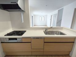 対面キッチなのでリビングにいる家族の様子がうかがえるので小さなお子様がいても安心ですね。
■小金井市前原町4　新築一戸建■