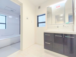 大きな三面鏡がついた洗面化粧台。鏡の裏にも収納があり洗面台がすっきりと片付きます。朝の身支度にも大変便利です。
■多摩市貝取1　新築一戸建て■