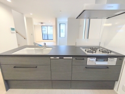 フルオープンな対面キッチンはお部屋全体が見渡せます。家事をしながら家族と楽しく会話したり、小さなお子様に目を配ることができます。
■多摩市貝取1　新築一戸建て■