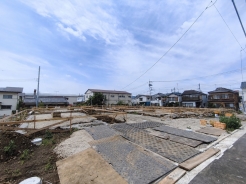 南向きの住宅は日当たりも良好。晴れの日はバルコニーでたっぷりと洗濯物を干すことができ家事もはかどりますよ。■調布市佐須町5　新築一戸建て■