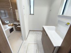 サニタリースペースには窓が備えられております。毎朝の身支度も、陽の光差し込む明るい空間で、快適にお使い頂けそうです。
■小金井市貫井南町4　新築一戸建て■