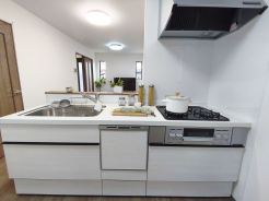 キッチンからリビング全体を見渡せるので、小さなお子様がいらしても様子を見ながら家事ができますね。
■小金井市貫井南町4　新築一戸建て■