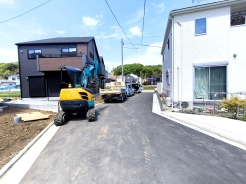 前面道路は住宅地専用の道路。車通りも少なく、子育てにも安心です。■八王子市小比企町　新築一戸建て■