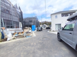 前面道路は住宅地専用の道路。車通りも少なく、子育てにも安心です。■八王子市小比企町　新築一戸建て■