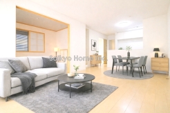 家族が集うLDKは、キッチン・ダイニング・リビングが一つの空間になった間取り。大きな窓から明るさを確保。※家具等はCG加工しております。■昭島市中神町1丁目　中古戸建て■