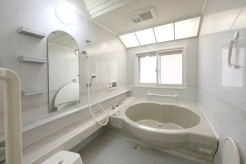 一日の疲れを癒すための心地よいバスタイムを演出する浴室はゆとりあるサイズを採用。浴室乾燥機付き■武蔵村山市大南3　一戸建■