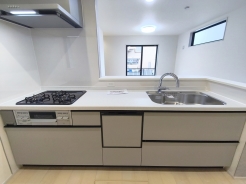 会話を楽しみながら料理もはかどる、使いやすいカウンターキッチンです。■府中市若松町3　新築一戸建て■