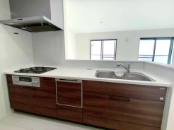 対面キッチなのでリビングにいる家族の様子がうかがえるので小さなお子様がいても安心ですね。
■三鷹市野崎4　新築一戸建て■