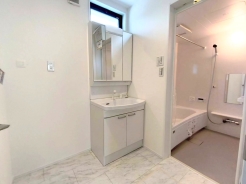 サニタリースペースには窓が備えられております。毎朝の身支度も、陽の光差し込む明るい空間で、快適にお使い頂けそうです。
■三鷹市野崎4　新築一戸建て■