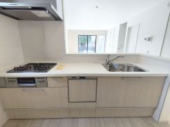 キッチンに立った位置から、リビングにいる家族に目線が届く見守りキッチン！
■日野市三沢4丁目　新築一戸建て■