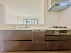 キッチンに立った位置から、リビングにいる家族に目線が届く見守りキッチン！
■小金井市貫井南町5丁目　新築一戸建て■