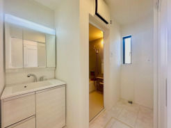 サニタリースペースには窓が備えられております。毎朝の身支度も、陽の光差し込む明るい空間で、快適にお使い頂けそうです。
■小金井市貫井南町5丁目　新築一戸建て■