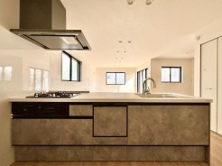 キッチンに立った位置から、リビングにいる家族に目線が届く見守りキッチン！
■府中市西府町3　新築一戸建て■