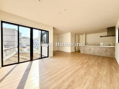 居心地の良いリビングは自然と家族が集まるコミュニケーションスペースとして活用できます。
■府中市西府町3　新築一戸建て■