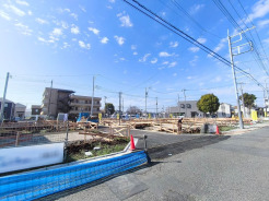 穏やかな雰囲気漂う、緑と調和した街並みに建つ新築一戸建て。
■府中市日新町3　新築一戸建■