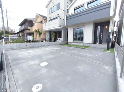 ゆとりあるカースペースは、嬉しい並列2台駐車可能！
■八王子市台町2　新築一戸建て■