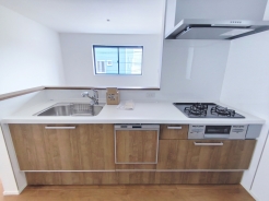 キッチンに立った位置から、リビングにいる家族に目線が届く見守りキッチン！
■八王子市大和田町3　新築一戸建■