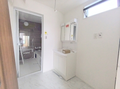 サニタリースペースには窓が備えられております。毎朝の身支度も、陽の光差し込む明るい空間で、快適にお使い頂けそうです。
■八王子市大和田町3　新築一戸建■