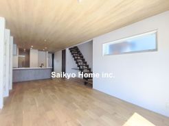 21帖超の広々LDK。南に面した窓からは暖かな陽光がたっぷり差し込みます。また通気性にも優れた設計です。
■八王子市めじろ台3　新築一戸建■