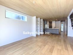 21帖超の広々LDK。南に面した窓からは暖かな陽光がたっぷり差し込みます。また通気性にも優れた設計です。
■八王子市めじろ台3　新築一戸建■