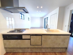 収納力のあるシステムキッチンには浄水器を完備。お手入れのしやすさや機能性、デザイン性に優れています。
■国立市東3　新築一戸建て■