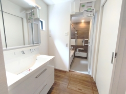 大きな三面鏡がついた洗面化粧台。鏡の裏にも収納があり洗面台がすっきりと片付きます。朝の身支度にも大変便利です。
■国立市東3　新築一戸建て■