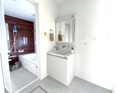 暮らしを快適に変えるシャワー付洗面台を採用。爽やかに気持ちよく1日が始められるように、美しい洗面化粧台をご用意しました。■日野市新町5　新築一戸建て■