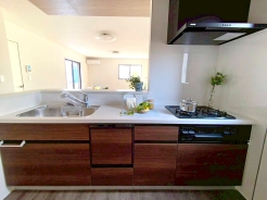 清潔感のある人造大理石トップ、フラットトップコンロ、食器洗浄乾燥機、ビルトイン浄水器などが標準装備。■日野市新町5　新築一戸建て■