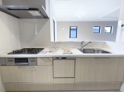 キッチンに立った位置から、リビングにいる家族に目線が届く見守りキッチン！
■日野市多摩平3　新築一戸建て■