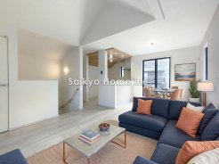 2階に設けたLDKはバルコニーからの自然光で満たされ、明るく開放感溢れる家族の寛ぎの場になります！※家具等はCG加工しております。■日野市多摩平3　新築一戸建て■