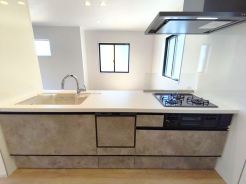 オープンなカフェスタイルキッチンはご夫婦で、お子様と一緒に料理も楽しそう！毎日の家事をちょっとラクにする食洗機付！■日野市万願寺6　新築一戸建て■