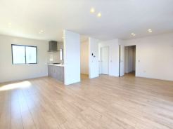 リビングを中心とした家族のコミュニケーションを作り出すリビング階段。お子様の「ただいま」の声を、顔を会わせて聞くことができます。大きな窓を配置し明るく開放感ある設計にしました。■日野市万願寺6　新築一戸建て■